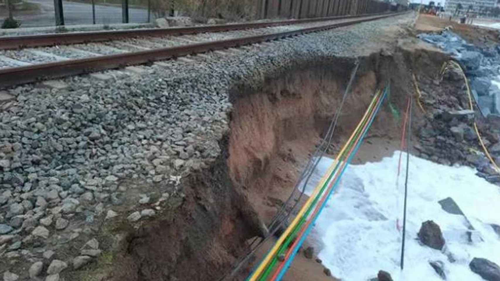 Estado en el que quedaron las vías entre Blanes y Pineda de Mar, que obligó a interrumpir la circulación de trenes / AYUNTAMIENTO DE BLANES