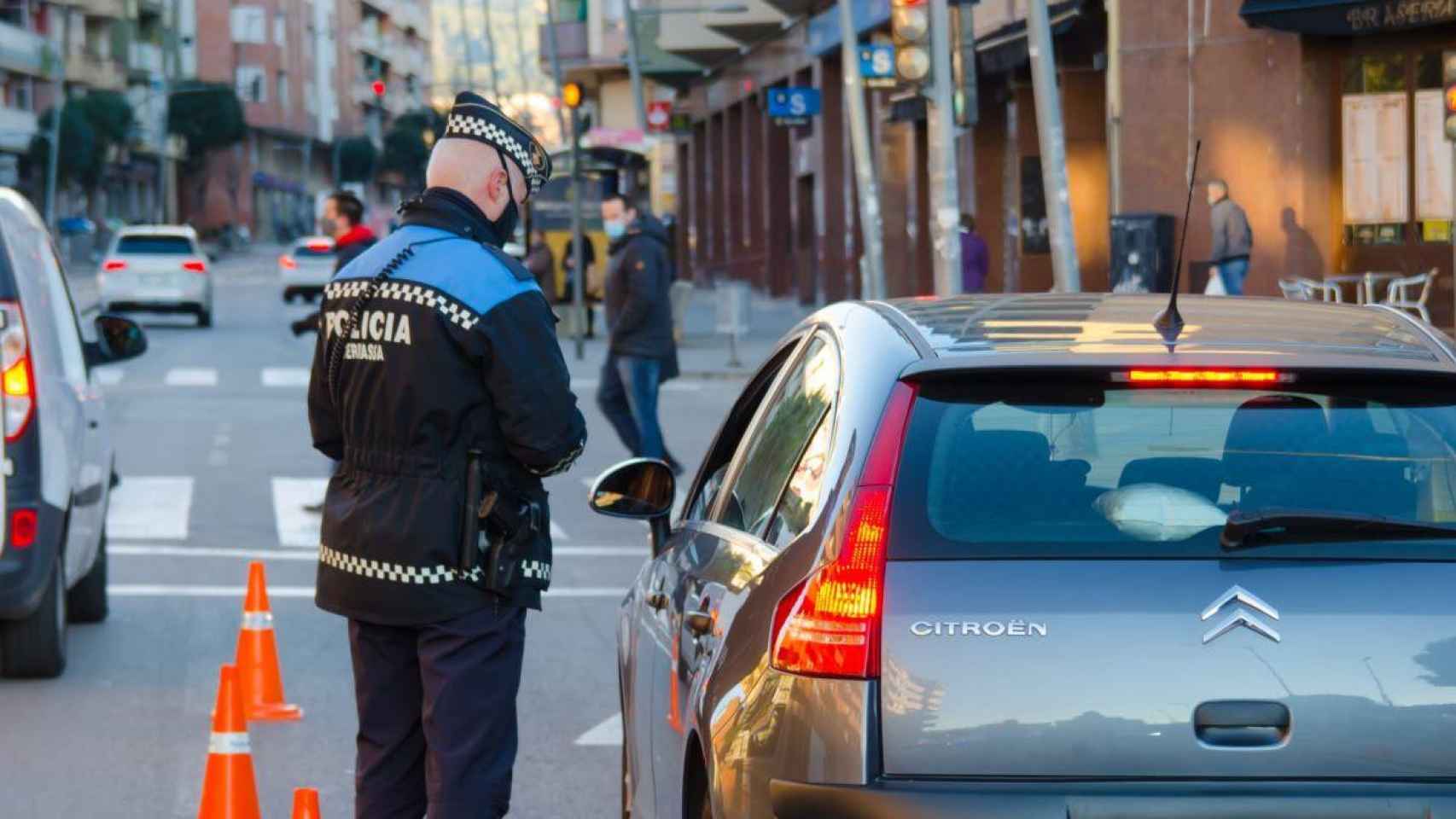 Un policía municipal de Terrassa habla con un conductor / PM TERRASSA