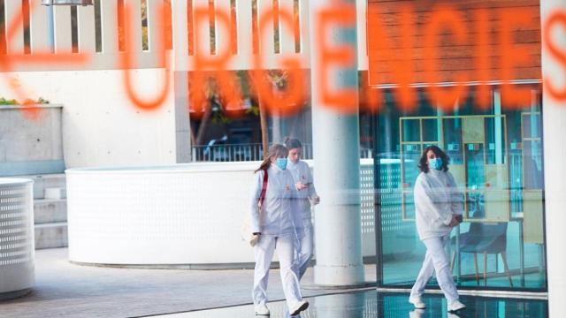 Tres sanitarias en el Hospital del Mar de Barcelona / EFE