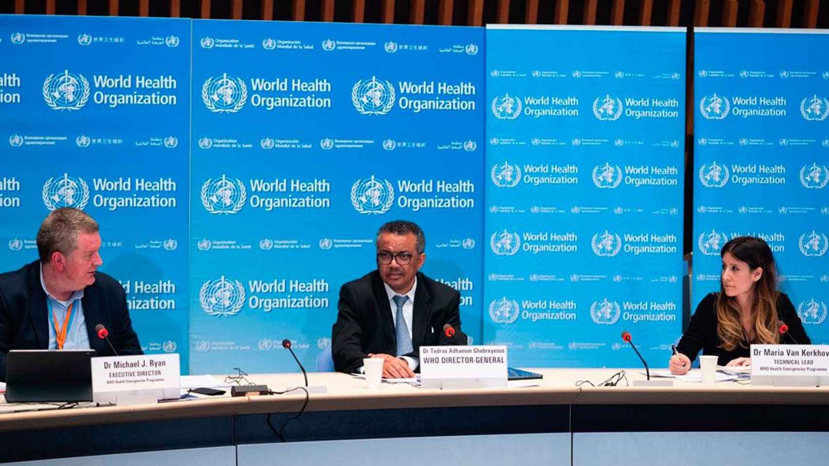 Tedros Adhanom Ghebreyesus (c), director de la OMS, comparece en una rueda de prensa sobre coronavirus / OMS