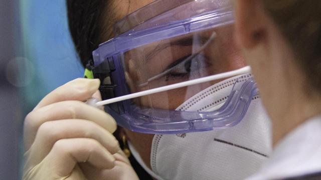 Una sanitaria realiza un test del coronavirus en Cataluña, donde ha aumentado el riesgo de contagio / EP