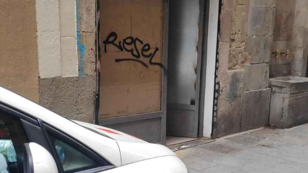 Entrada de la narcosala descubierta en Barcelona / MOSSOS