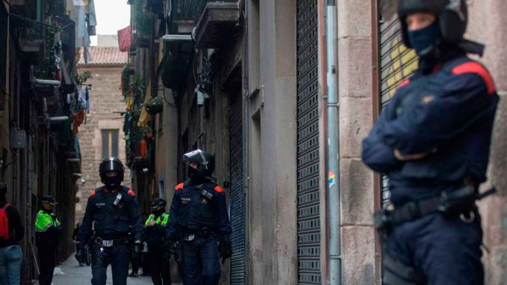 Agentes de Mossos y Urbana en un operativo contra puntos de venta de droga en el Raval / EFE