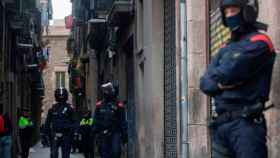 Agentes de Mossos y Urbana en un operativo contra puntos de venta de droga en el Raval / EFE