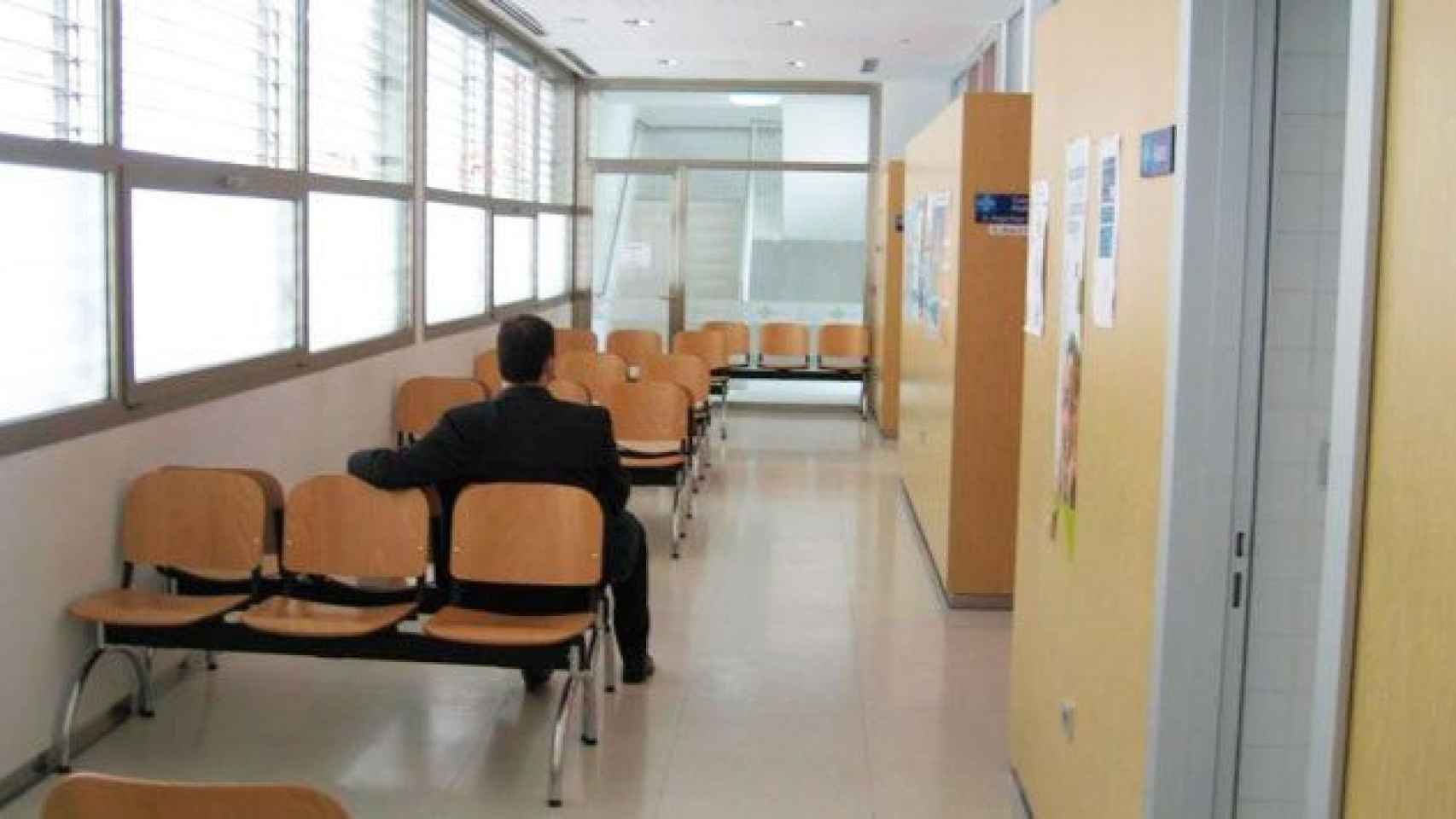 Un usuario de la sanidad pública catalana, esperando visita en el médico / EP