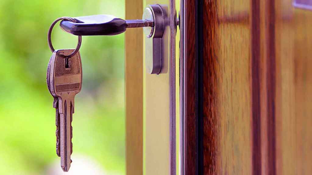 Llave en la cerradura de una puerta abierta / CG