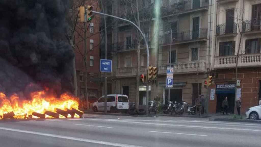 Imagen de la barricada de fuego en la Gran Via de Barcelona / CG