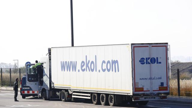 Camión en el que viajaban los inmigrantes kurdos / EFE