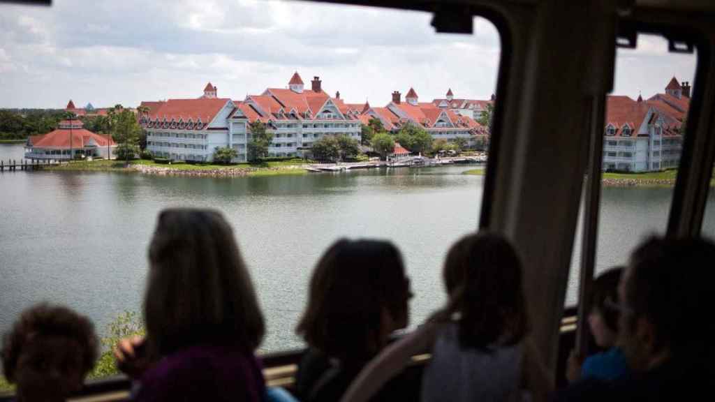 Turistas observan la zona donde las autoridades buscaron al niño atacado por un caimán en el Walt Disney World Resort en Orlando.