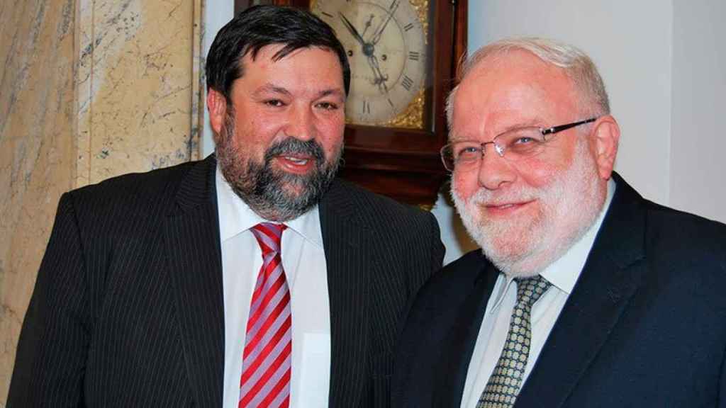 El presidente de Ucide, Riay Tatary (D), con Francisco Caamaño, ministro de Justicia, en una foto de archivo de 2011.