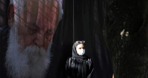 Una mujer iraní se encuentra frente a un cartel del famoso poeta iraní Amir Hushang Ebtehaj, también conocido por su seudónimo H.E.Sayeh, en Teherán, Irán, este viernes - EFE/ABEDIN TAHERKENAREH