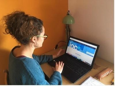 Una estudiante de la formación profesional (FP) online de la IOC / EP