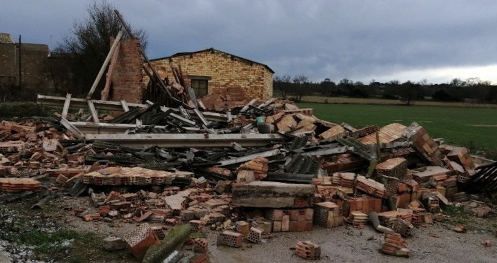 Cubierta caída en Concabella (Lleida) por fuertes ventadas / BOMBERS