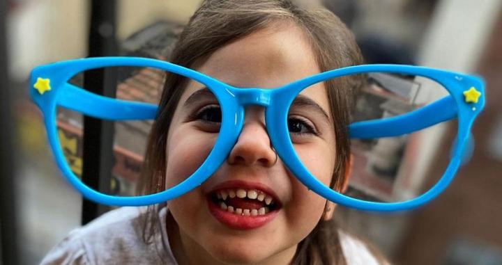La pequeña Abril posa con unas gafas / CEDIDA