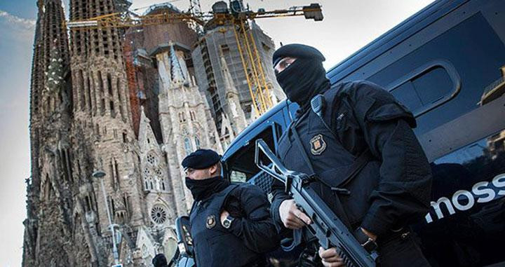 Imagen de Mossos d'Esquadra en un despliegue antiterrorista ante la Sagrada Familia / CG