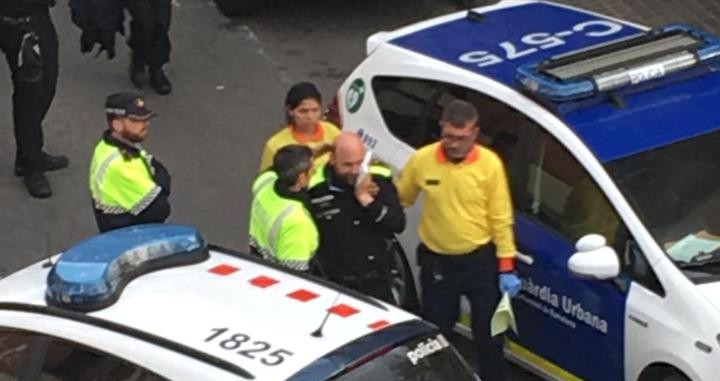 Imagen de un agente de la Guardia Urbana acuchillado por el perturbado en el barrio del Carmel de Barcelona / CG