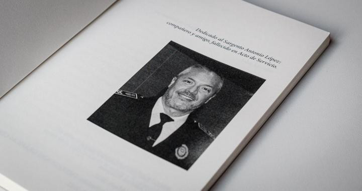 Detalle del libro Los Policías también lloran de Alfonso Hinojosa / PABLO MIRANZO