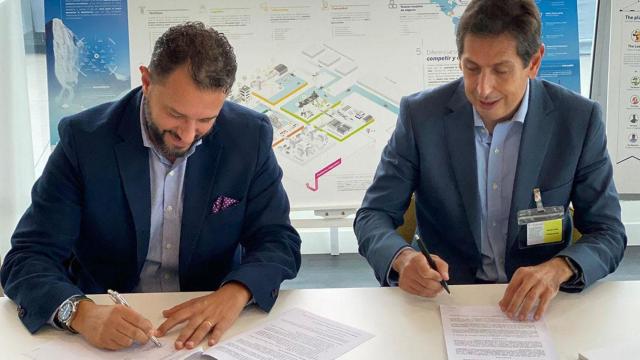 Josep Santos, director general de La Salle-Universitat Ramon Llull, y Osmar Polo, director general de T-Systems Iberia, firman el acuerdo de colaboración / TINKLE