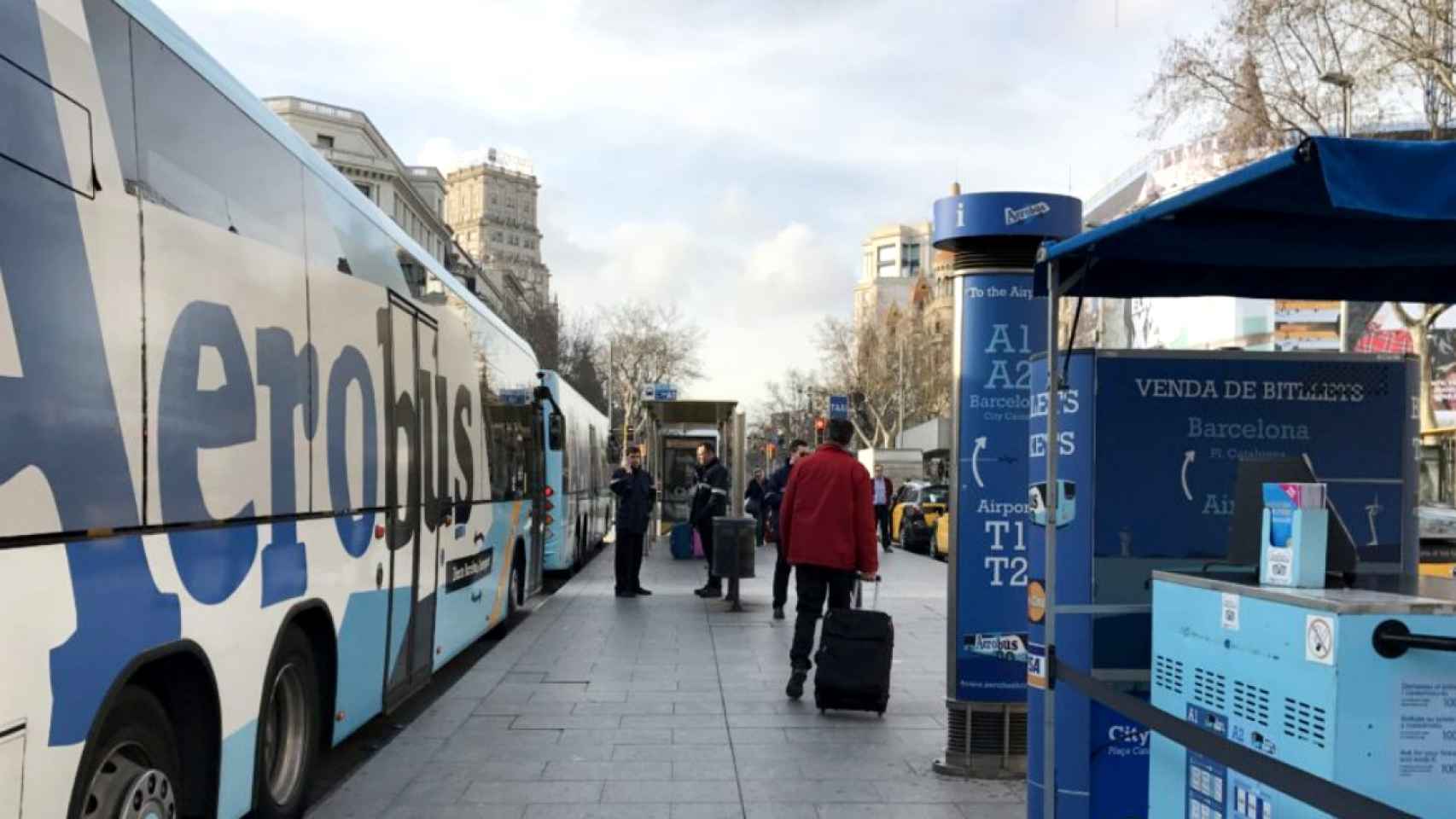 Una parada del Aerobús en la plaza de Cataluña de Barcelona / CG