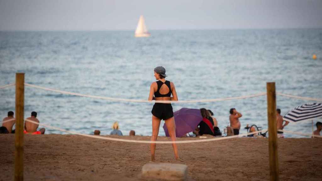 Imagen de una turista en bañador en una playa de Barcelona / EP