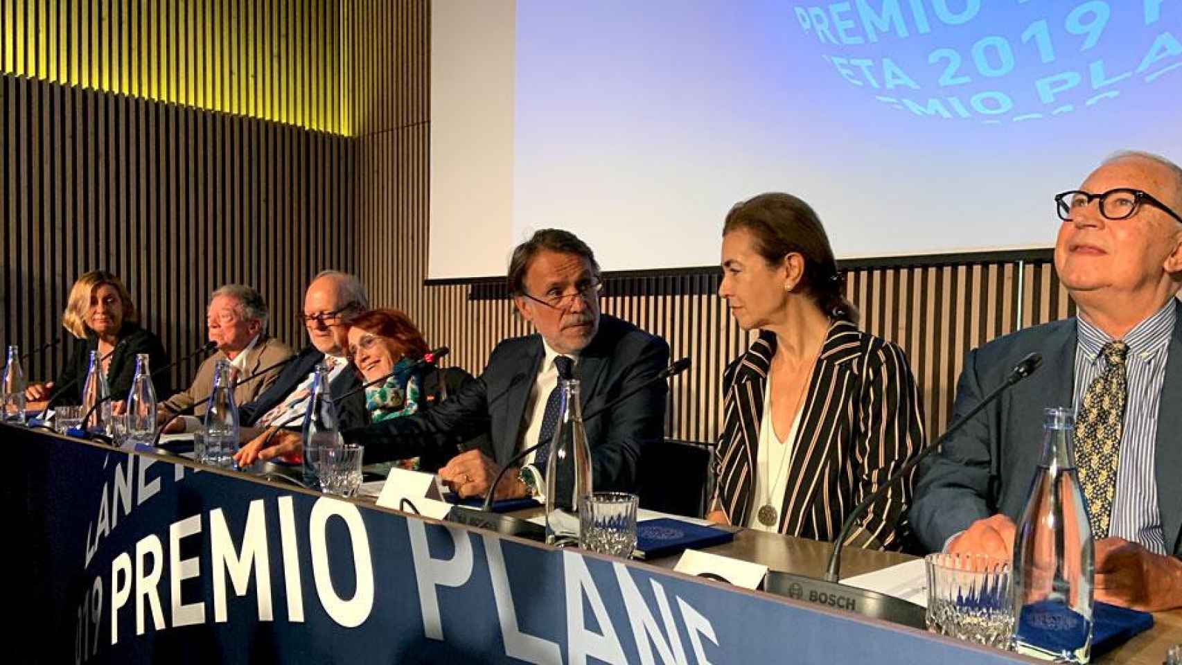 El presidente ejecutivo de Grupo Planeta, José Creuheras (c), con el jurado del Premio Planeta / CG