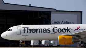 Un avión de la compañía Thomas Cook Airlines, que ya ha dejado de operar / Europa Press