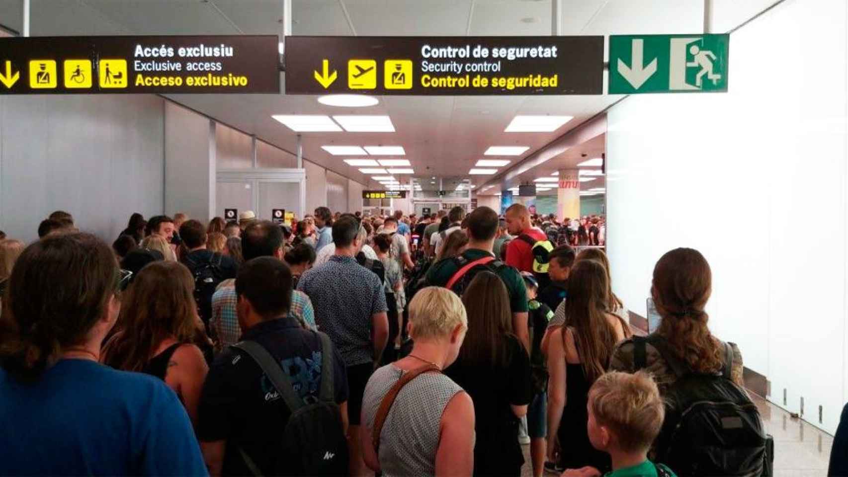 Colas en los filtros de seguridad de la Terminal 2 del aeropuerto de El Prat de Barcelona / CG