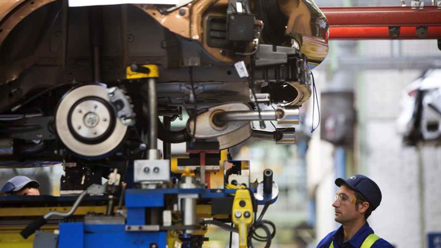 Un empleado de la industria de la automoción hace recambios en un coche / EFE