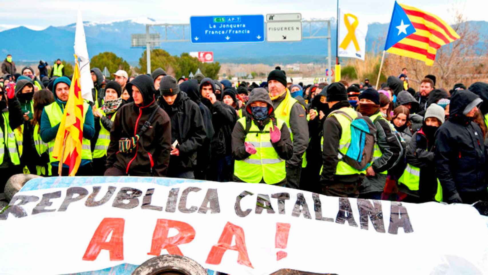 Cientos de personas cortaron la autopista AP-7 a la altura de la salida norte en Llers (Girona), una protesta que los empresarios quieren evitar / EFE