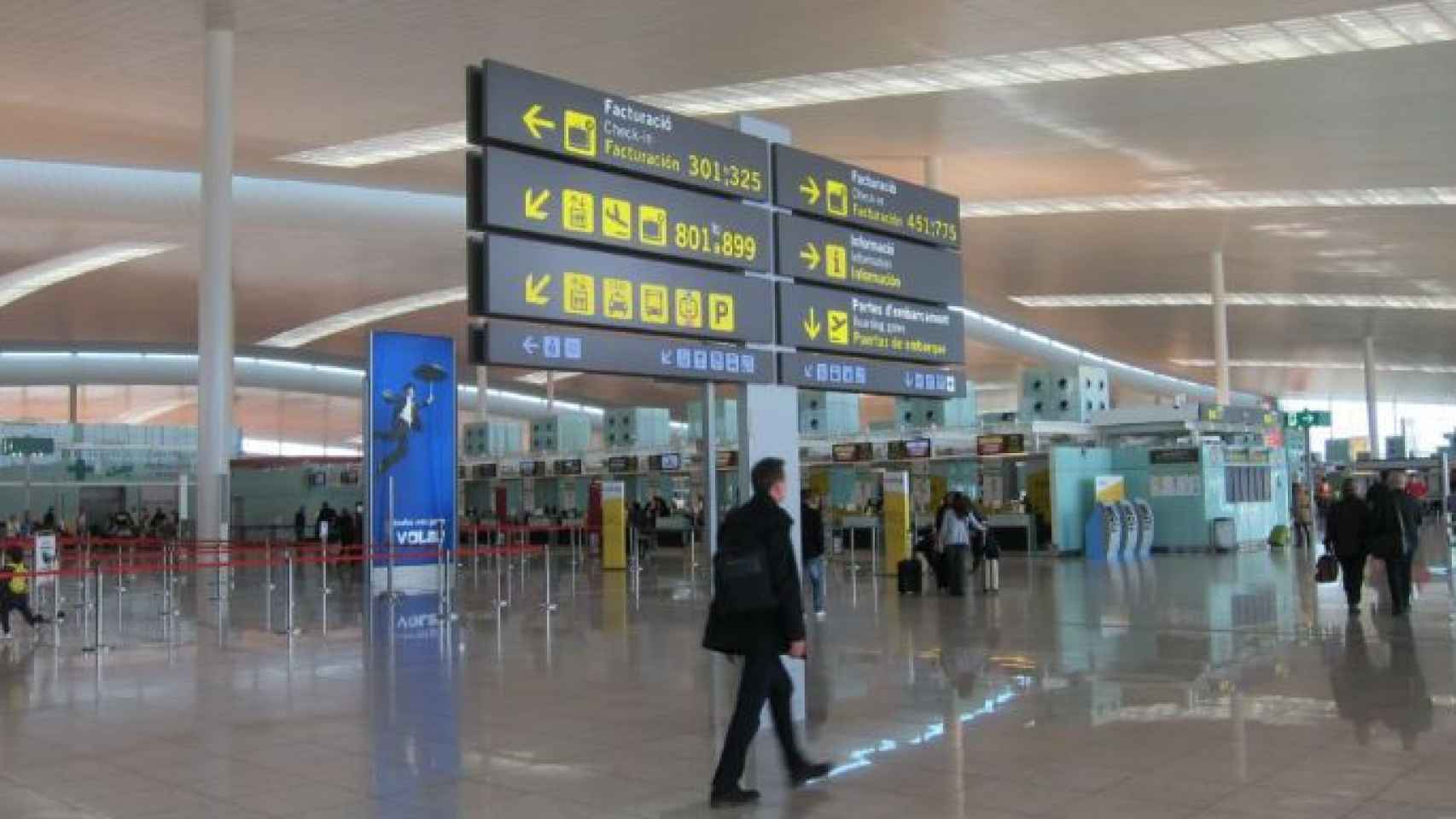 Un pasajero en la Terminal 1 del aeropuerto de El Prat / EP