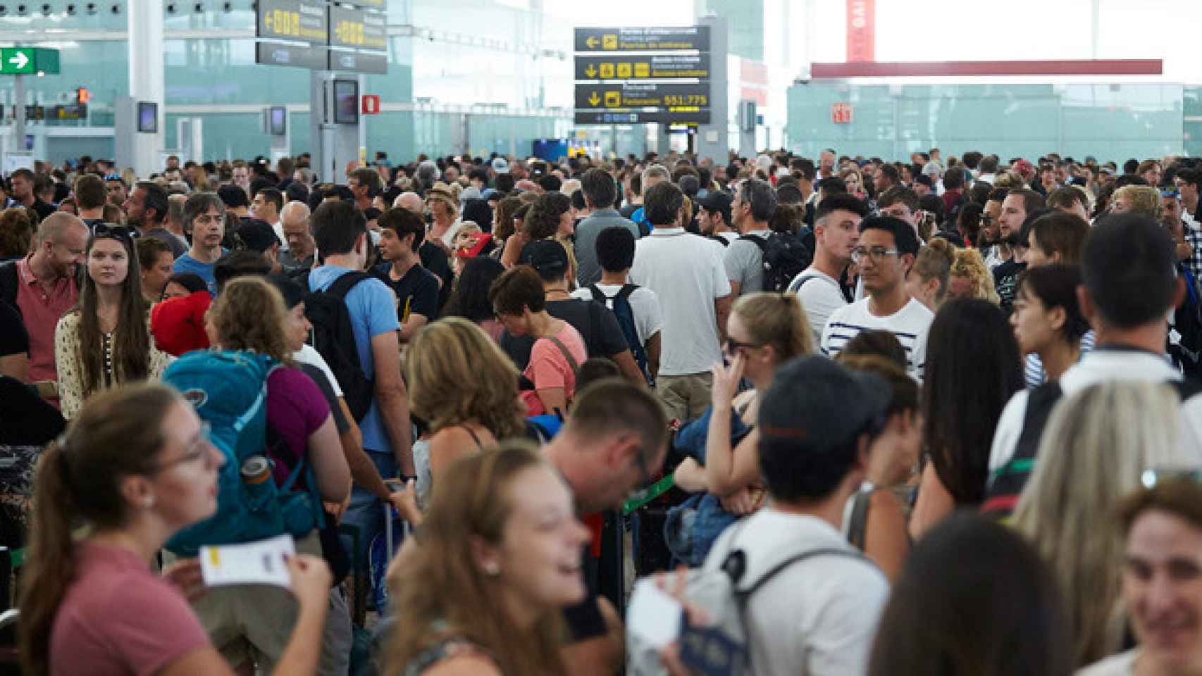 Imagen de las colas kilométricas en el aeropuerto de El Prat el lunes / CG