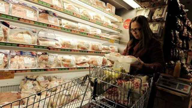 Imagen de una mujer comprando en un supermercado, una de las necesidades que es complejo hacer frente con todos los miembros de un hogar en paro / EFE