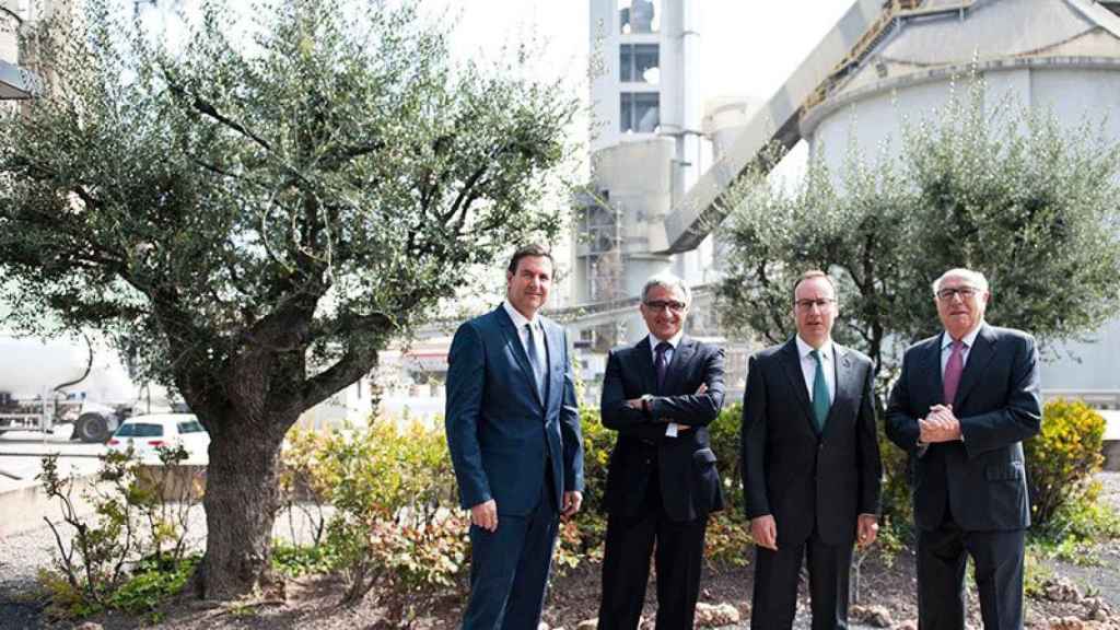 La cúpula de Cementos Molins: Salvador Fernández (director general), Julio Rodríguez (consejero delegado), Carlos Martínez (director financiero) y Joan Molins (presidente), en la fábrica de Sant Vicenç dels Horts.