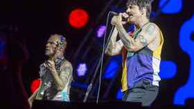 Dos integrantes de Red Hot Chili Peppers durante su concierto en el FIB 2017 / EFE
