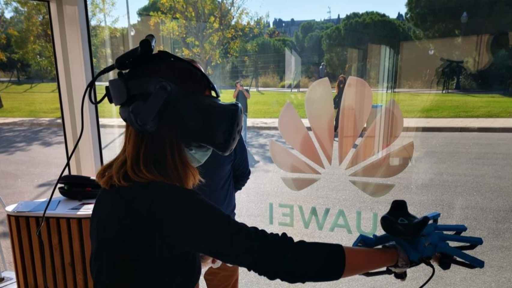 Una persona probando soluciones 5G en un set temporal de Huawei en Barcelona