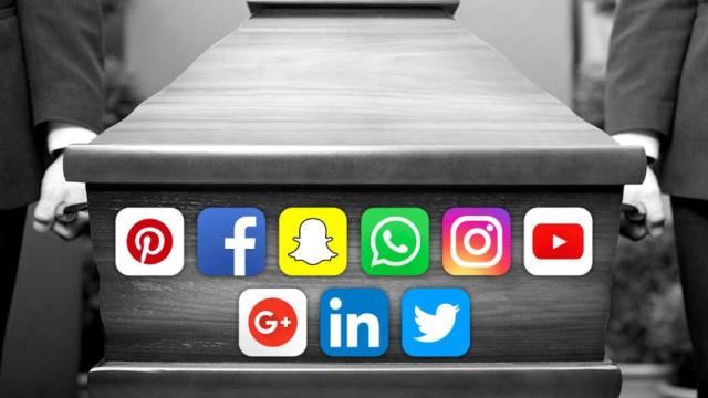 Un ataúd decorado con distintos logos de redes sociales
