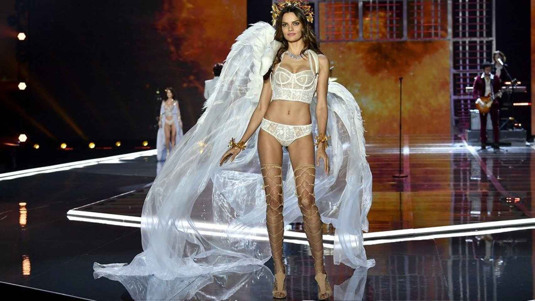 Uno de los 'ángeles' de Victoria's Secret durante el desfile / EUROPA PRESS