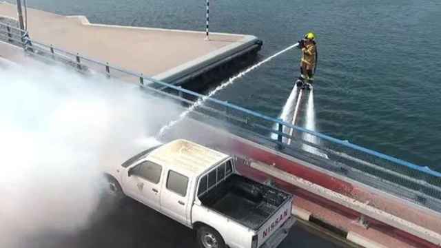 Un bombero de Dubái en un simulacro de incendio con un jetpack