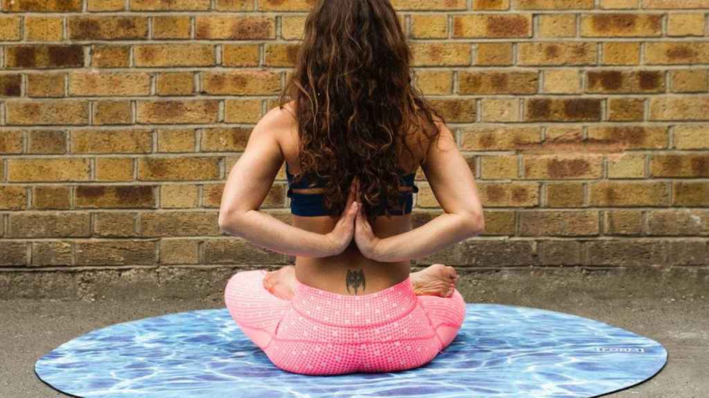 Una mujer sentada aprendiendo a meditar desde casa / UNSPLASH - JD MASON