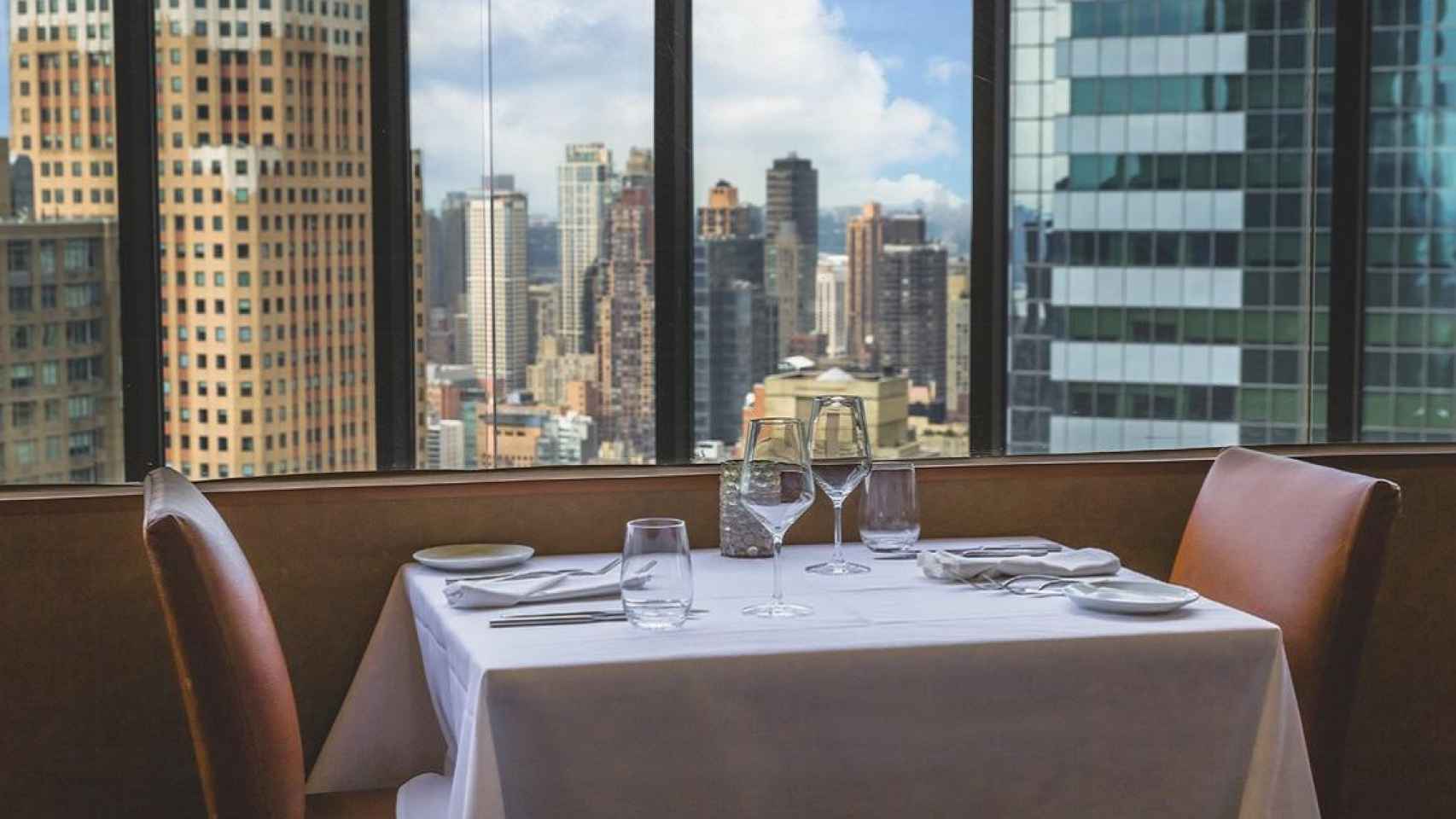 Mesa junto a la ventana del restaurante giratorio de Nueva York / EN THE VIEW