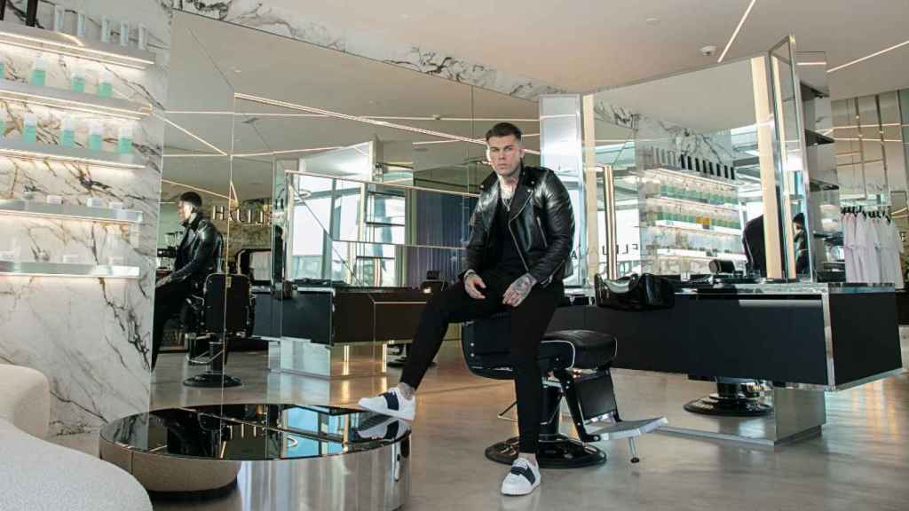 Stephen James en la barbería Elijah en el Hotel W Barcelona / CEDIDA