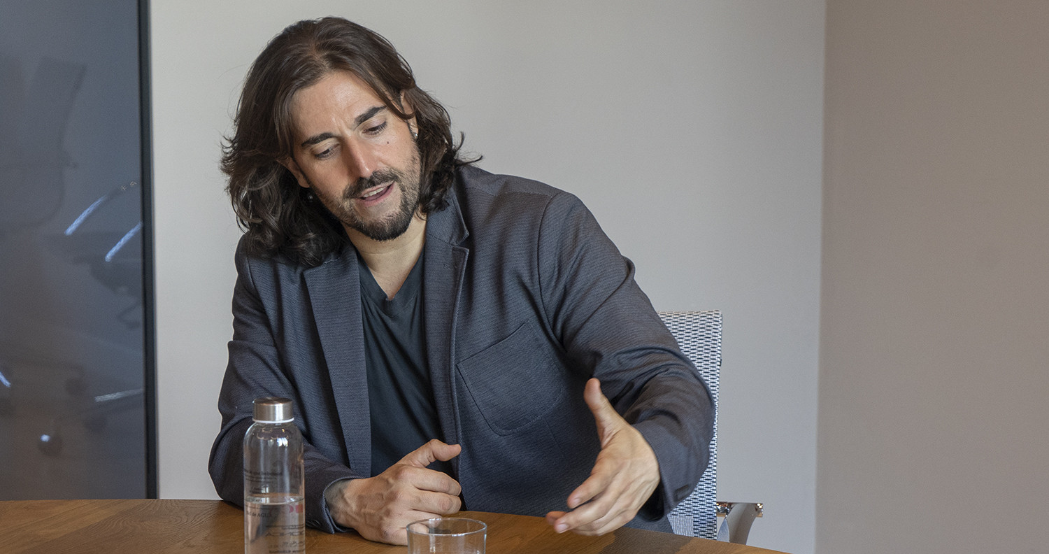 Andrés Suárez, cantante, durante la entrevista en las instalaciones de Crónica Directo / LENA PRIETO (CD)