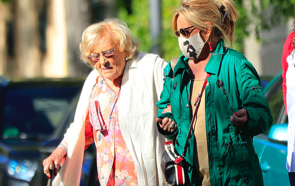 La madre de Lydia Lozano pasea sin mascarilla por las calles de Madrid / AGENCIAS