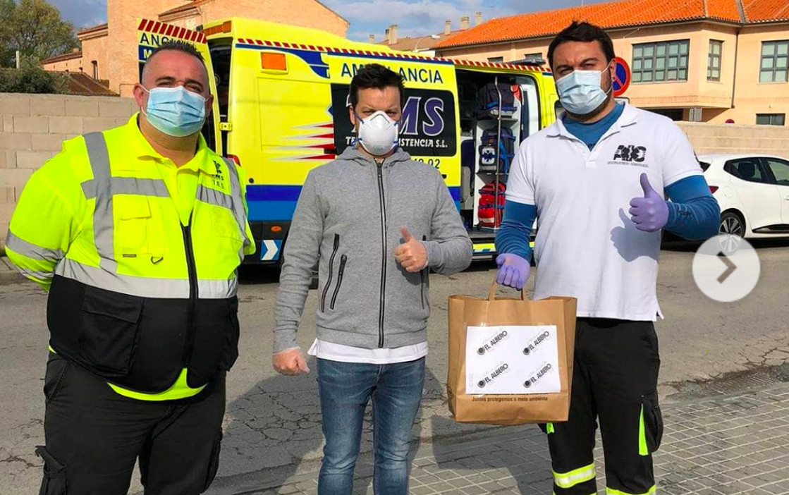 Miguel Marcos recibe una bolsa de torrijas por su trabajo como conductor de ambulancias / INSTAGRAM