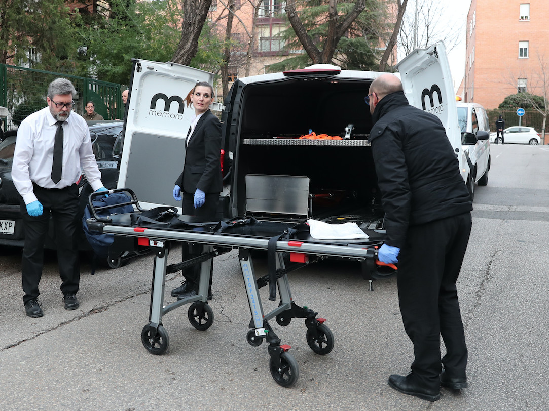 Los médicos llegan a la casa de Fran Álvarez para recoger su cuerpo sin vida / AGENCIAS