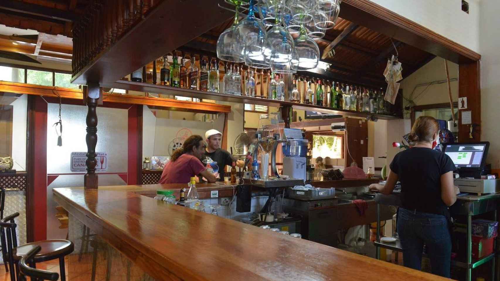 Denuncian la oferta de un bar donde se busca camarera para ligar con clientes / EFE