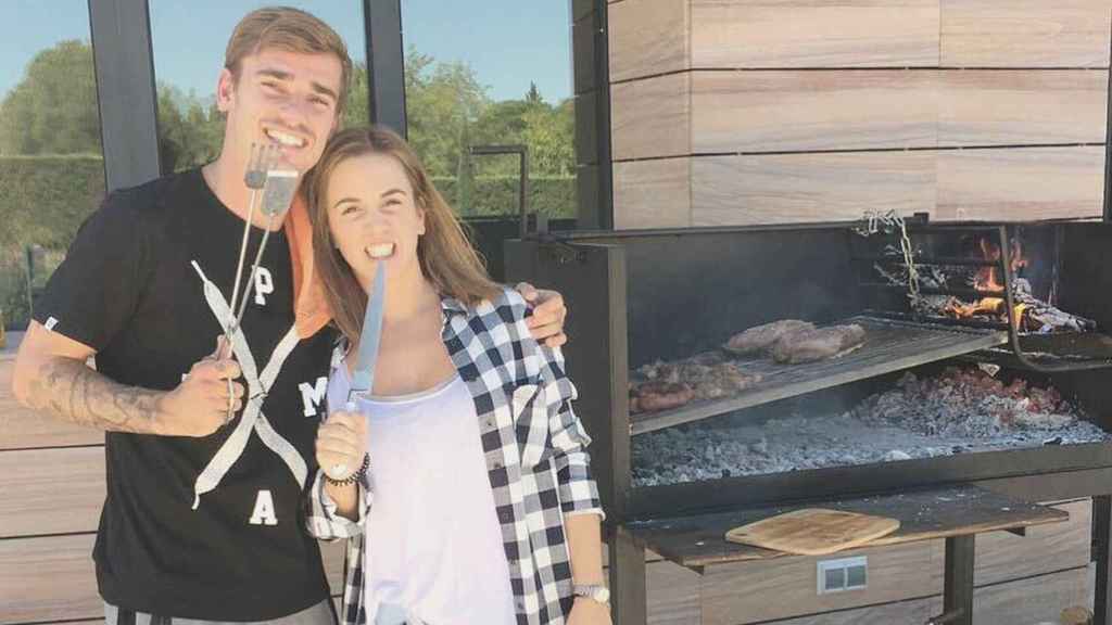 Griezmann y Erika hacen barbacoa en casa