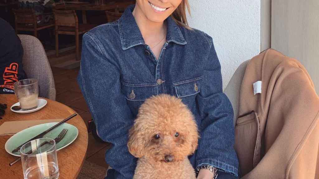 Coral Simanovich con un mono tejano posa sonriente al lado de Baloo, su mascota / INSTAGRAM