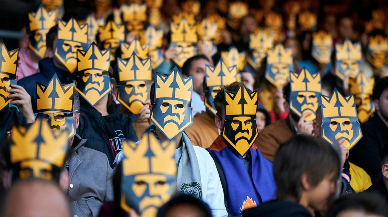 Aficionados presentes en el Camp Nou con la máscara oficial de la Kings League / KINGS LEAGUE