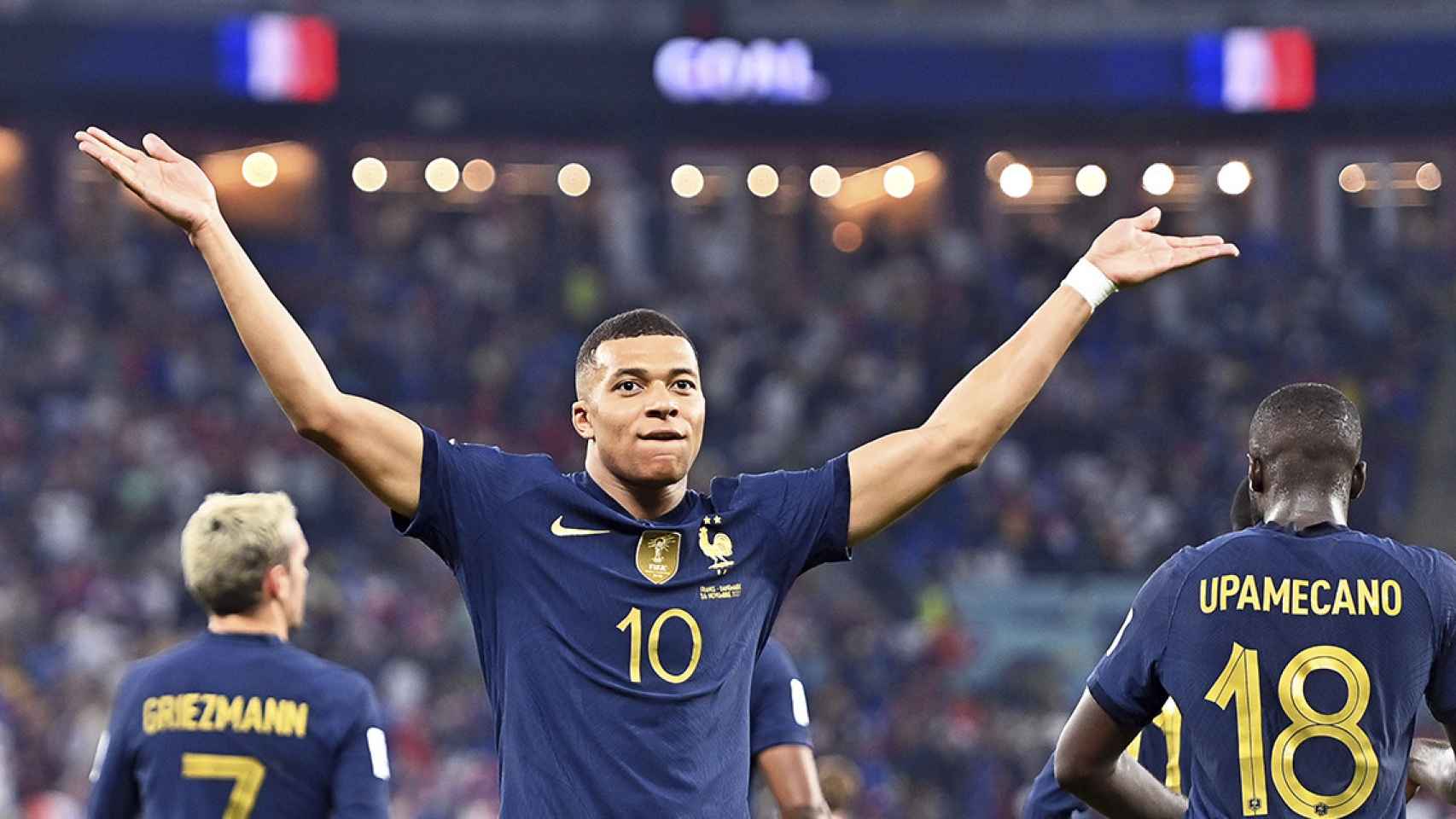 Mbappé celebra con la grada su tanto anotado contra Dinamarca / EFE